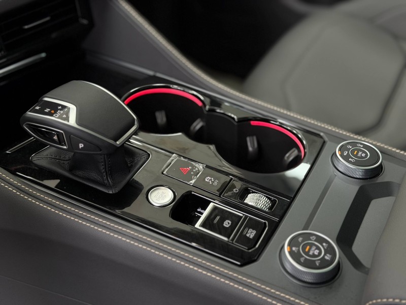 Volkswagen Touareg 2.0 AT, 2025