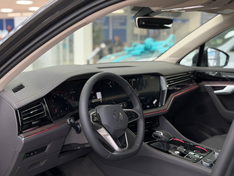 Volkswagen Touareg 2.0 AT, 2025