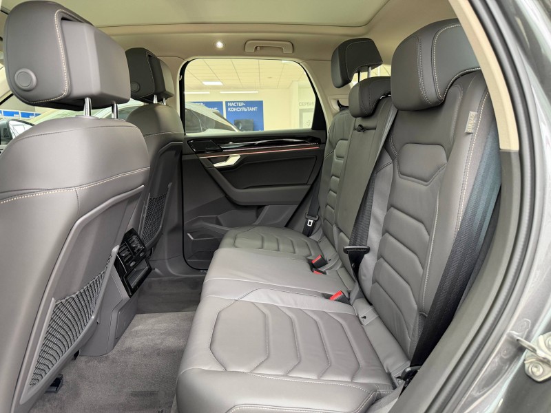 Volkswagen Touareg 2.0 AT, 2025